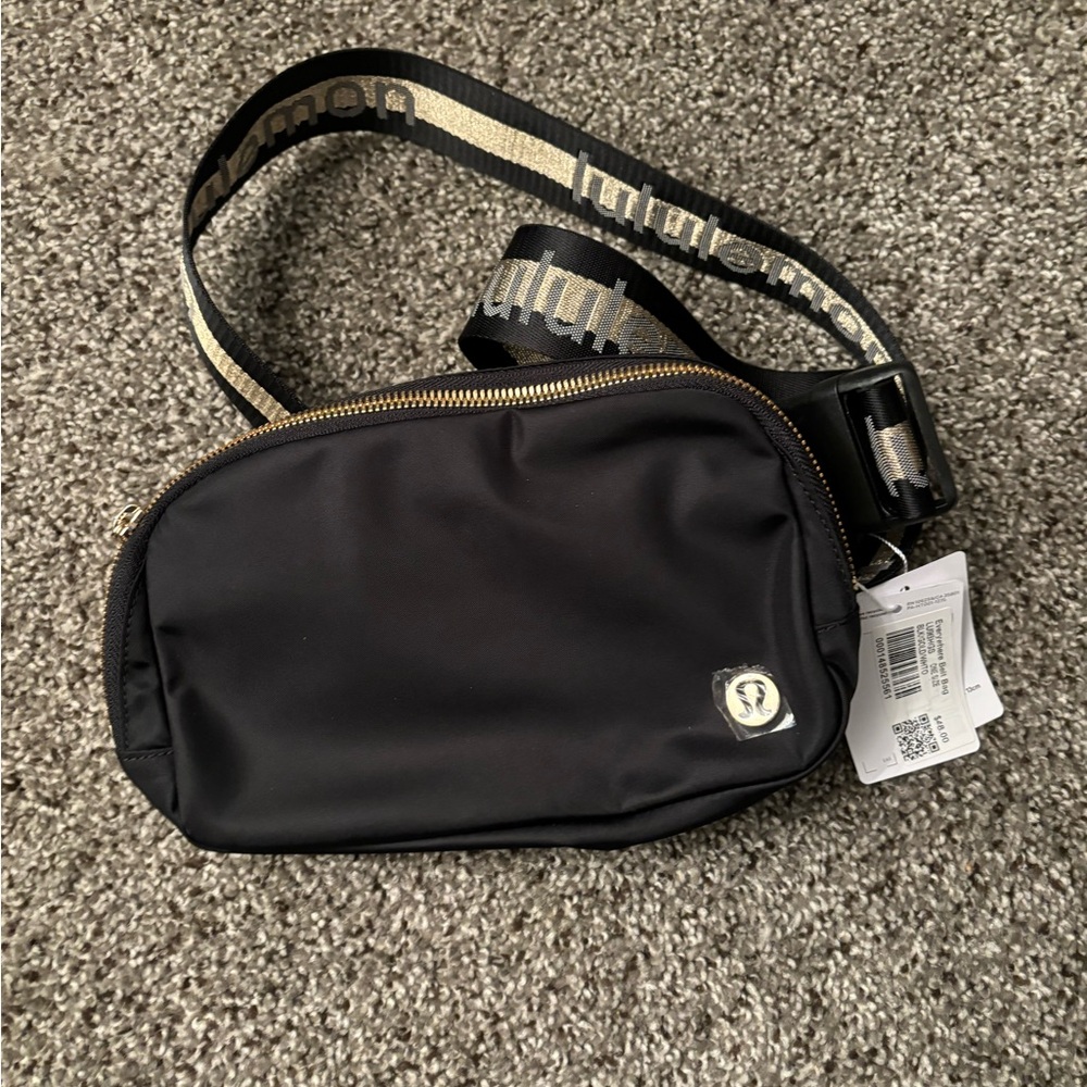 NEW !!!   Luluemmon fanny pack